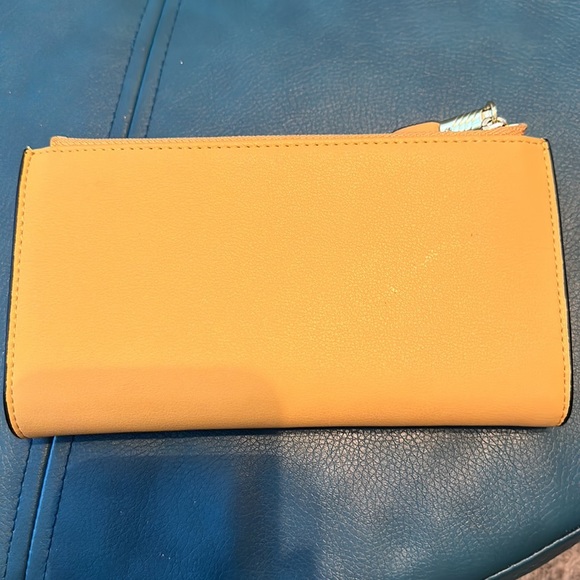 Yellow leather RFID protected large wallet - Picture 2 of 9